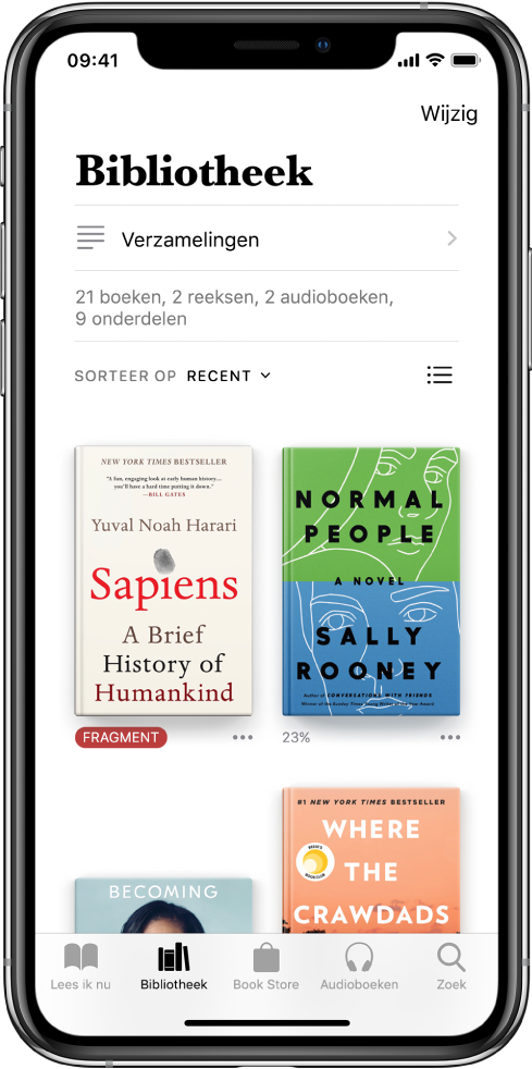 Het scherm 'Bibliotheek' in de Boeken-app. Boven in het scherm staan de knop 'Verzamelingen' en de knop voor sorteeropties. De sorteeroptie 'Recent' is geselecteerd. In het midden van het scherm staan de boekomslagen van boeken in de bibliotheek. Onder in het scherm staan van links naar rechts de tabbladen 'Lees ik nu', 'Bibliotheek', 'Book Store', 'Audioboeken' en 'Zoek'.