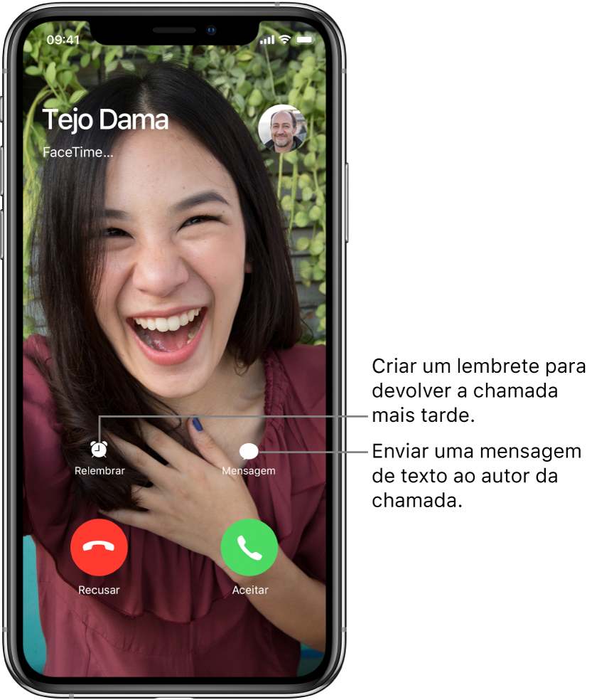 Receção de chamada FaceTime. Na parte inferior do ecrã, na primeira linha, da esquerda para a direita, os botões Relembrar e Mensagem. Em baixo, da esquerda para a direita, os botões Recusar e Aceitar.