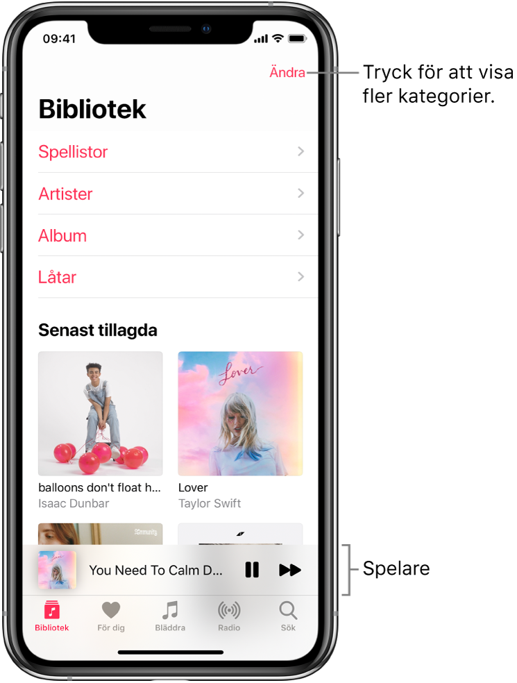 Bibliotek-skärmen med en lista över kategorier, inklusive Spellistor, Artister, Album och Låtar. Rubriken Senast tillagda visas under listan. Spelaren med titeln på den aktuella låten och knapparna för att pausa och nästa långt ned på skärmen.