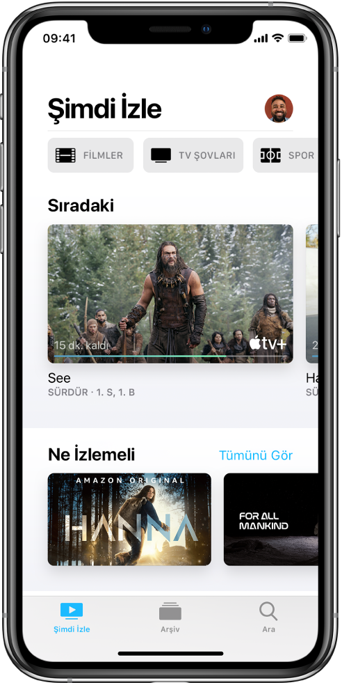 Şimdi İzle ekranının en üst satırında Filmler, TV Şovları ve Spor düğmeleri gösteriliyor. Sıradaki satırı ise ortada, Ne İzlemeli satırının üst tarafındadır. En altta soldan sağa doğru Şimdi İzle, Arşiv ve Ara sekmeleri var.