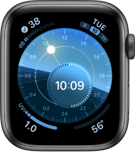 Циферблатът Solar Dial (Слънчев кръг) с кръгъл часовник, който показва положението на слънцето. Вътрепният кръг показва часа в цифров формат. Показани са четири добавки: Noise (Шум) горе вляво, Date (Дата) горе вдясно, UV Index (UV индекс) долу вляво и Weather Temperature (Температура на въздуха) долу вдясно.