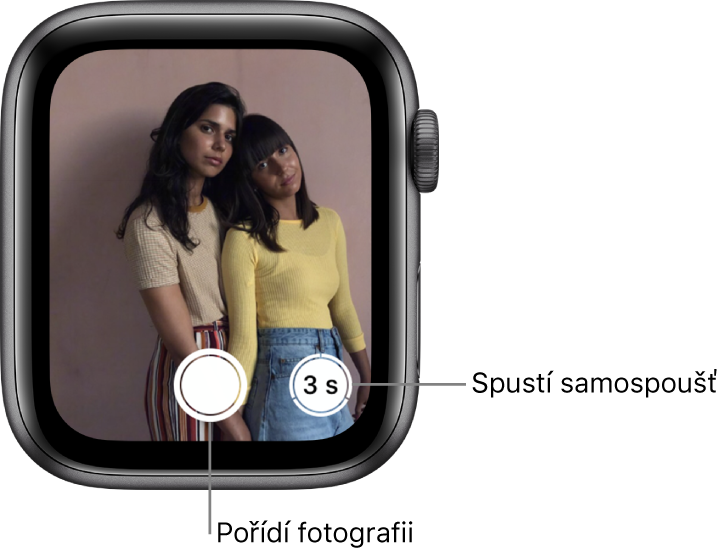 Když používáte hodinky Apple Watch jako ovladač Fotoaparátu, na jejich obrazovce se zobrazuje to, co je v hledáčku iPhonu. Tlačítko „Pořídit obrázek“ se nachází dole uprostřed a tlačítko „Pořídit obrázek po prodlevě“ vpravo od něj. Po pořízení fotografie vidíte vlevo dole tlačítko Prohlížeč fotografií.