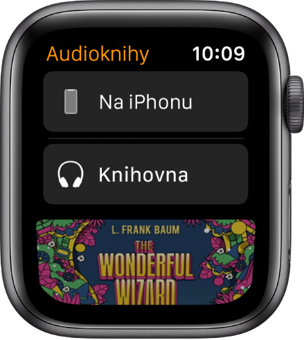 Apple Watch s obrazovkou Audioknihy, na které je nahoře vidět tlačítko Na iPhonu, pod ním tlačítko Knihovna a dole část obálky audioknihy