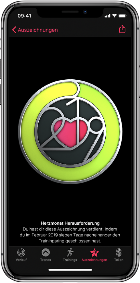 Bildschirm der App „Aktivität“ auf dem iPhone mit dem Bereich für Auszeichnungen mit einer Auszeichnung in der Bildschirmmitte. Du kannst die Auszeichnung durch Ziehen drehen. Die Taste „Teilen“ befindet sich oben rechts.