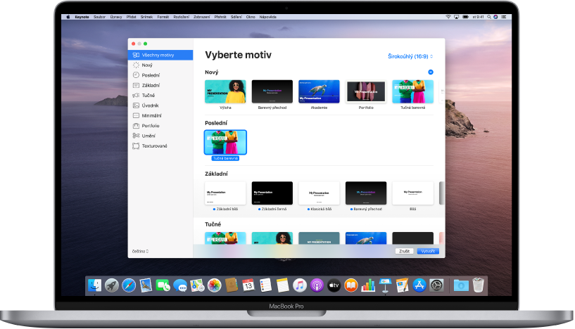MacBook Pro s výběrem motivů Keynote na obrazovce. Nalevo je vybraná kategorie Všechny motivy a napravo jsou předdefinované motivy, uspořádané v řádcích podle kategorií V levém dolním rohu je místní nabídka Jazyk a Oblast a v pravém horním rohu jsou umístěny místní nabídky Standardní a Široký