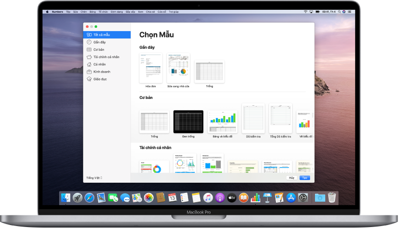 MacBook Pro với bộ chọn mẫu Numbers mở trên màn hình. Danh mục Tất cả mẫu được chọn ở bên trái và các mẫu được thiết kế sẵn sẽ xuất hiện ở bên phải trong các hàng theo danh mục.