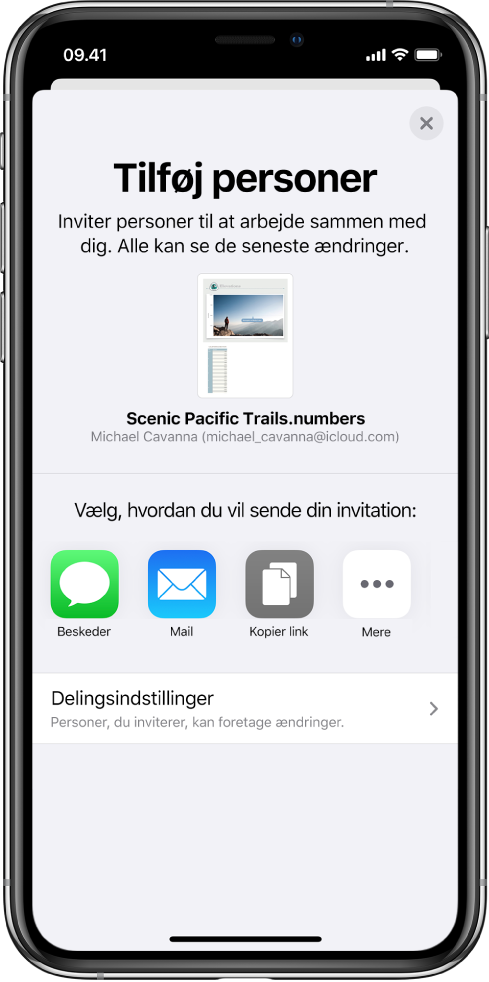 Skærmen Tilføj personer, der viser et billede af det regneark, der skal deles. Derunder er der knapper for forskellige måder at sende invitationen på, herunder Beskeder og Mail, og mulighederne Kopier link og Mere. Nederst findes knappen Delingsindstillinger.