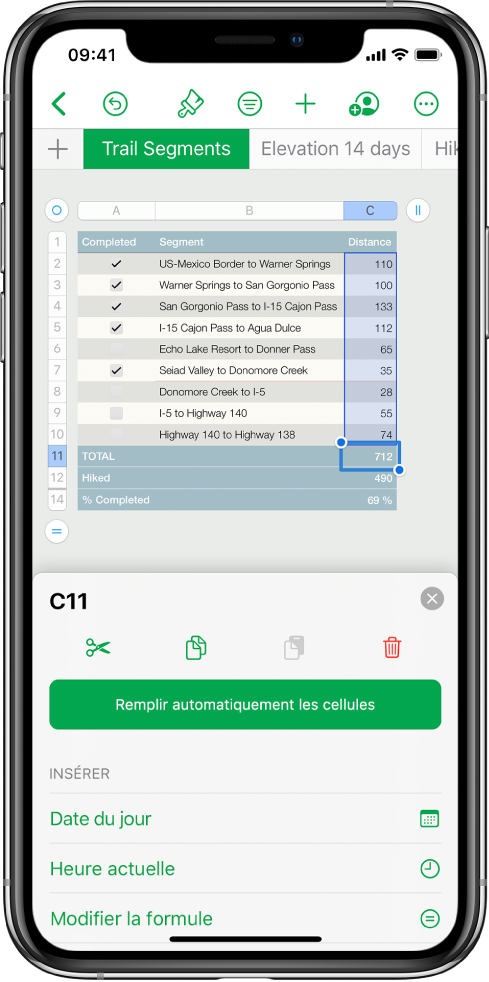 Feuille de calcul montrant un tableau des sentiers parcourus et la distance de chaque sentier. Le menu des actions de la cellule est ouvert, avec les options pour ajouter la date du jour et l’heure actuelle, ainsi que pour modifier la formule dans la cellule sélectionnée.