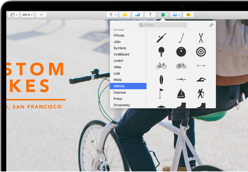 Nástrojový panel s tlačítky pro přidání tabulek, grafů, textových rámečků, tvarů a médií. Tlačítko pro přidání tvarů je zvolené, na bočním panelu vlevo je vybraná kategorie Aktivity a napravo se zobrazují tvary.