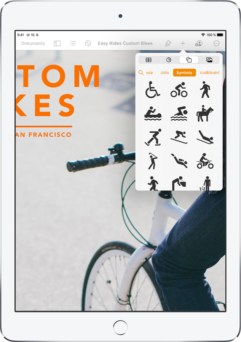 Nabídka Přidat. Podél horního okraje se nacházejí tlačítka pro přidávání tabulek, grafů, tvarů a médií. Tlačítko tvarů je vybrané, v jeho nabídce jsou vidět řádky kategorií a vlevo tlačítko Hledat. Pod vybranou kategorií Aktivity se zobrazují různé tvary.