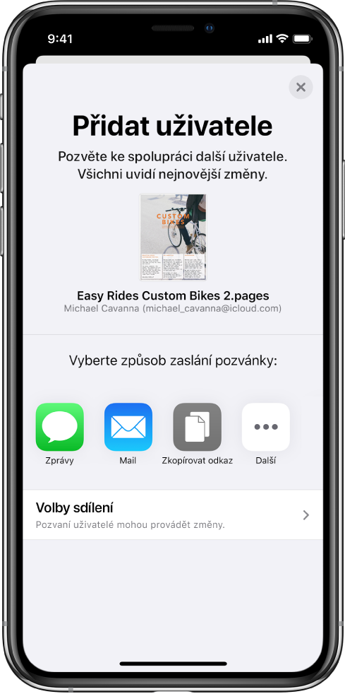 Obrazovka Přidat uživatele s obrázkem dokumentu určeného ke sdílení. Pod ním se nacházejí tlačítka pro různé způsoby odeslání pozvánky – Zprávy a Mail, Zkopírovat odkaz a Více. Dole je umístěné tlačítko Volby sdílení.