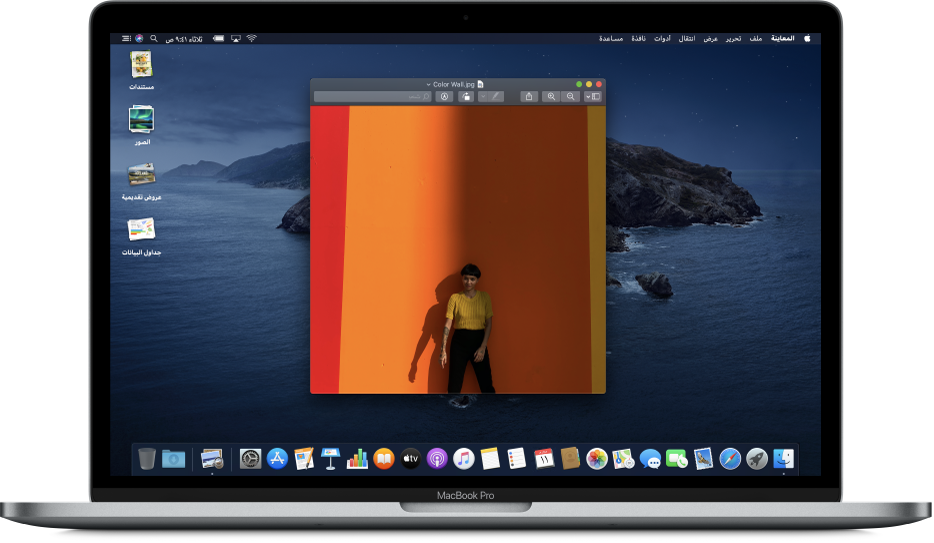 سطح مكتب الـ Mac وبه نافذة معاينة سريعة مفتوحة ومكدسات سطح المكتب على امتداد الحافة اليسرى من الشاشة.