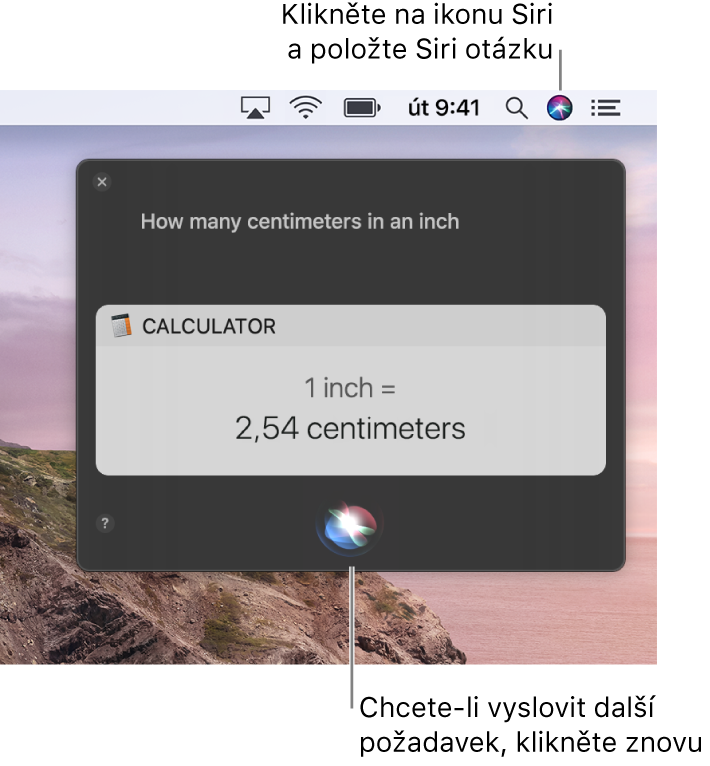 Pravý horní roh plochy Macu, kde je na řádku nabídek ikona Siri a okno Siri s dotazem „How many centimeters are in an inch“ a odpovědí (převod z Kalkulačky). Další požadavek můžete zadat po kliknutí na ikonu uprostřed u dolního okraje okna Siri