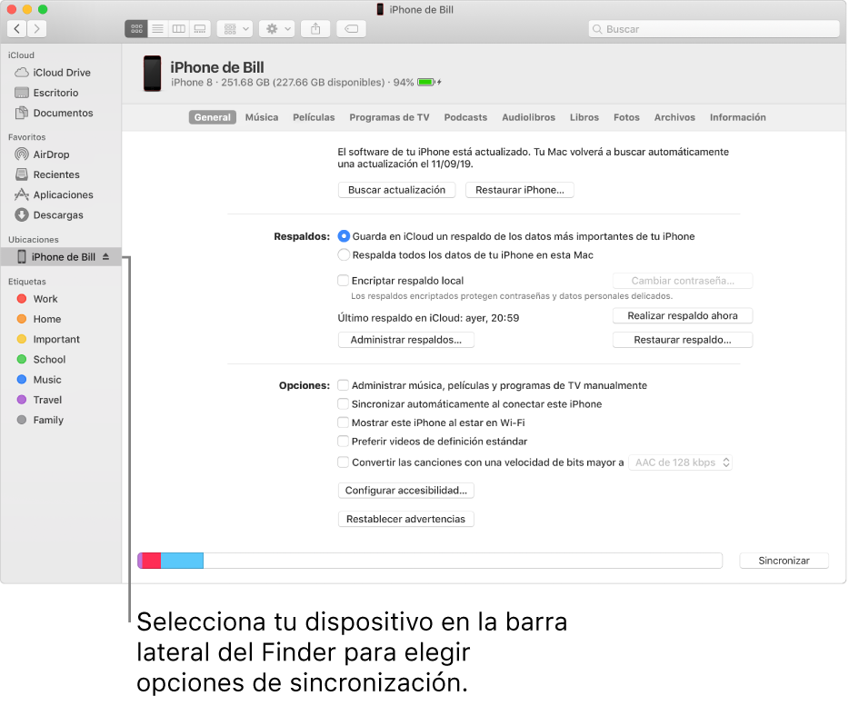 Se selecciona un dispositivo en la barra lateral del Finder y aparecen opciones de sincronización en la ventana.