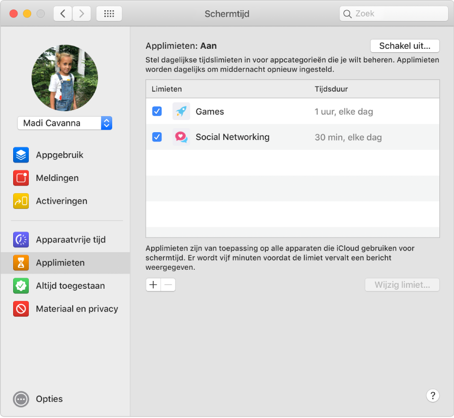 Het paneel 'Applimieten' in Schermtijd met 'Applimieten' ingeschakeld. Er zijn tijdslimieten ingesteld voor twee appcategorieën.