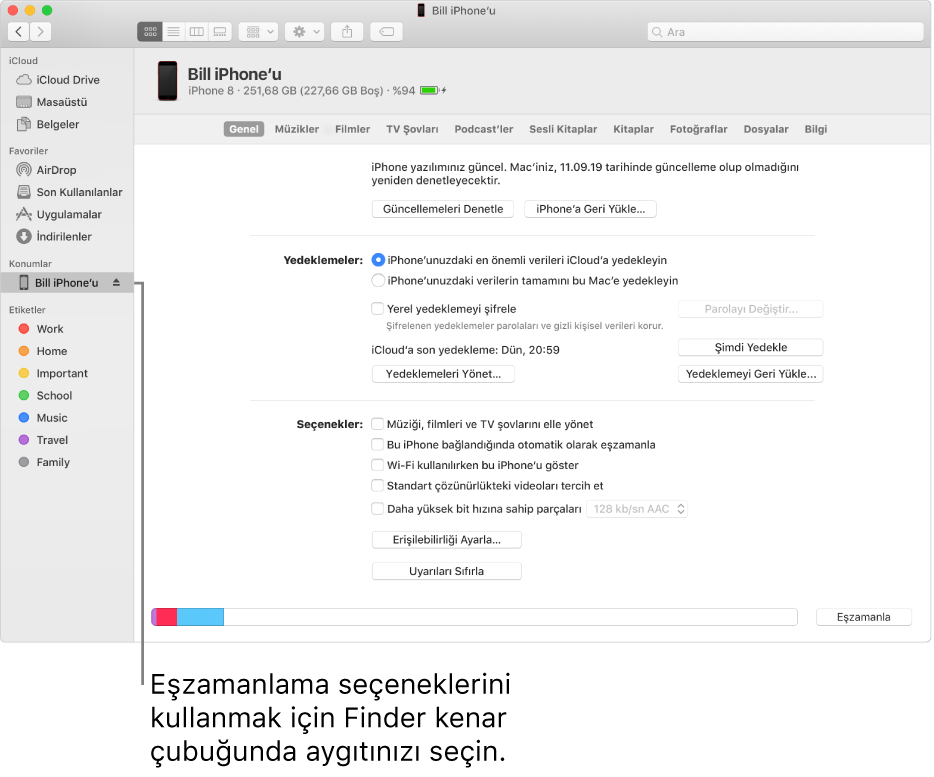 Finder kenar çubuğunda seçili bir aygıt ve pencerede görünen eşzamanlama seçenekleri.
