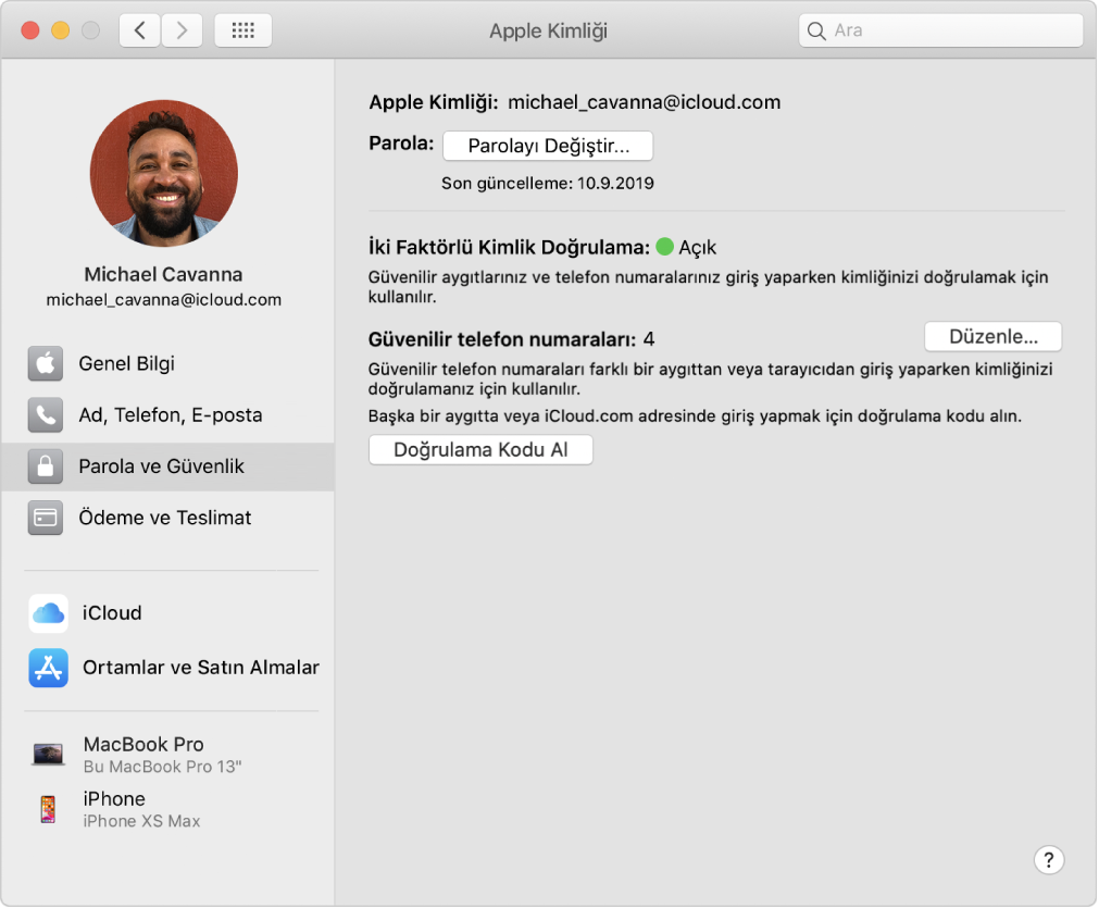 Kullanabileceğiniz hesap seçeneklerinin farklı türlerinin kenar çubuğunu ve var olan bir hesap için Parola ve Güvenlik tercihlerini gösteren Apple kimliği tercihleri.