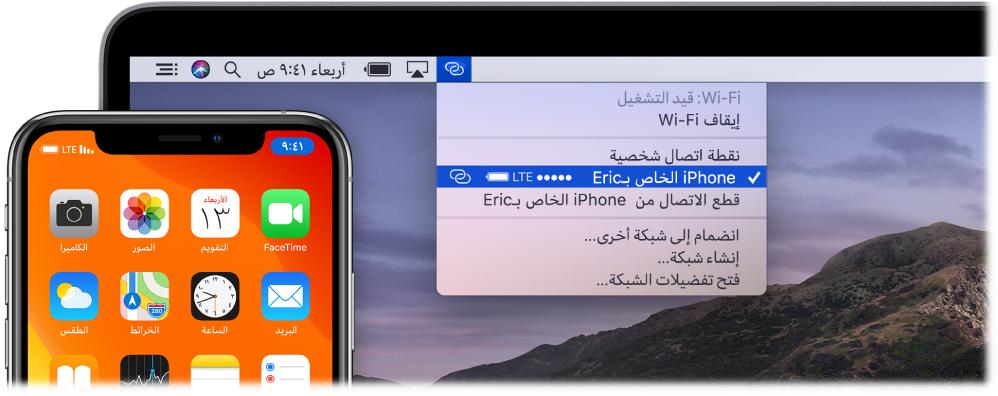 شاشة Mac تعرض قائمة Wi-Fi وتظهر بها نقطة اتصال شخصية متصلة بجهاز iPhone.