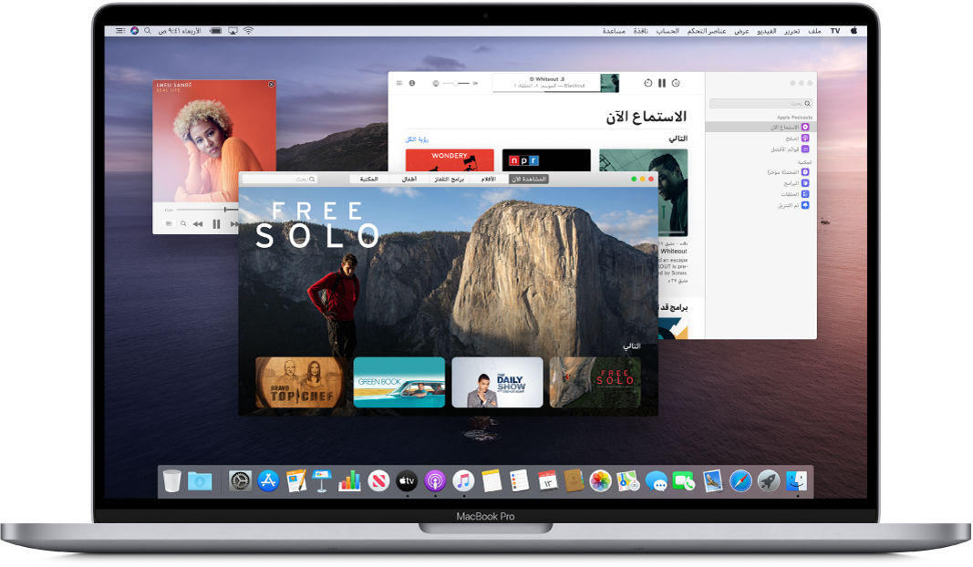 سطح مكتب MacBook Pro مفتوحة عليه نوافذ لتطبيقات الموسيقى و TV والبودكاست.
