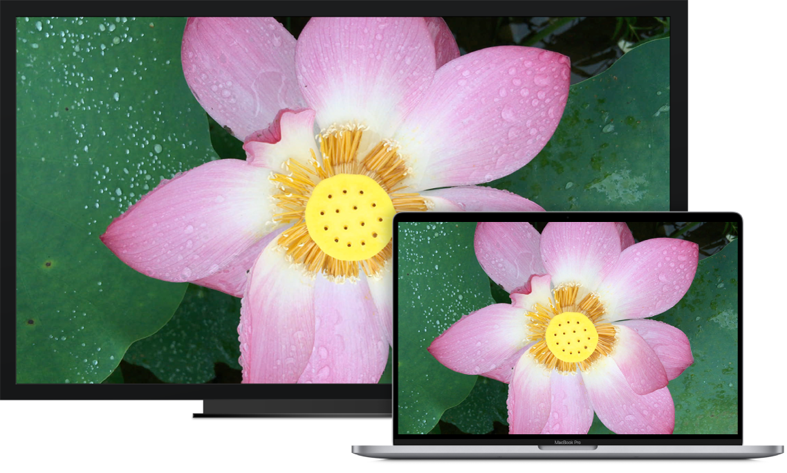 MacBook Pro di samping HDTV yang digunakan sebagai layar eksternal.