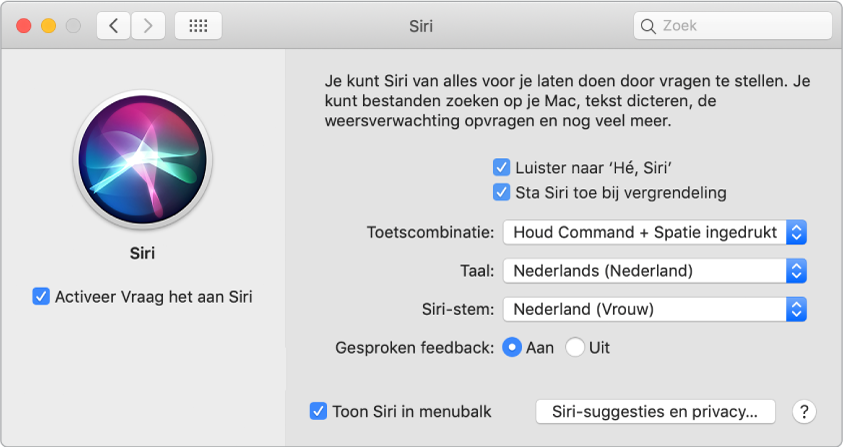 Het voorkeurenvenster 'Siri' met links het aankruisvak 'Activeer Vraag het aan Siri' dat is ingeschakeld en rechts verschillende opties om Siri aan te passen, waaronder 'Luister naar 'Hé, Siri''.