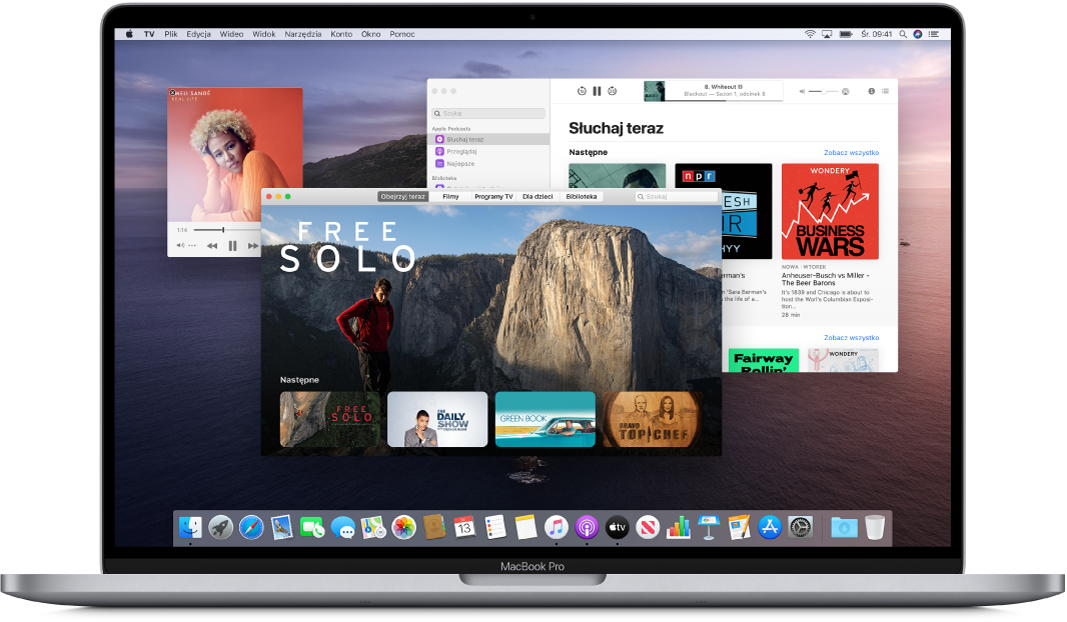 Biurko MacBooka Pro z otworzonymi oknami aplikacji Muzyka, TV oraz Podcasty.