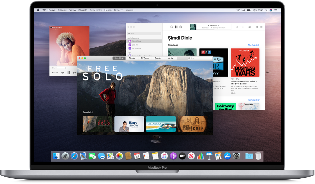 Açık olan Müzik, TV ve Podcast’ler pencerelerini gösteren MacBook Pro masaüstü.
