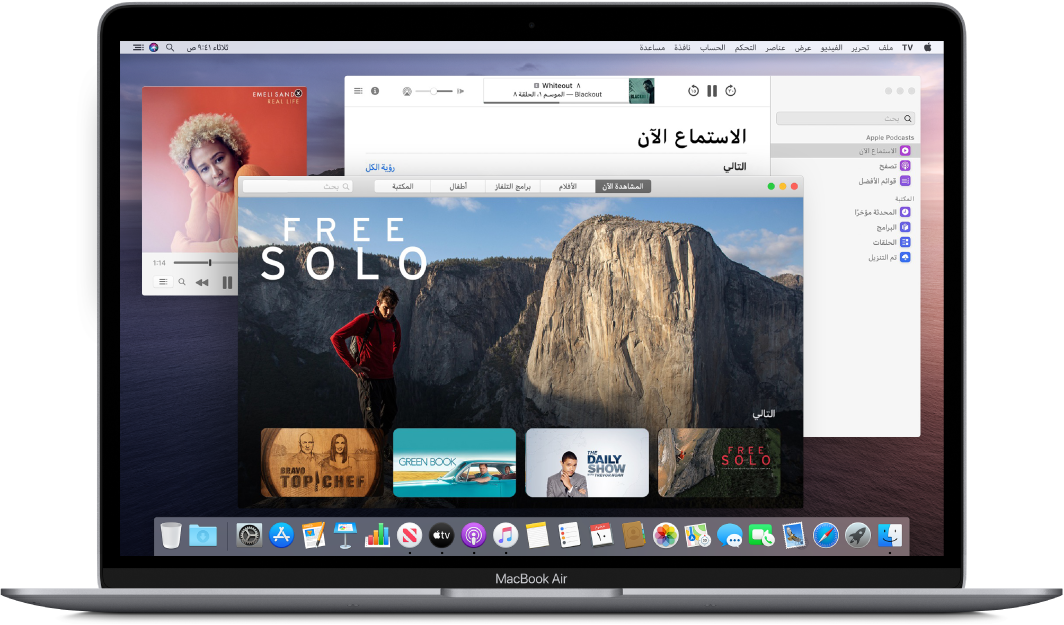 سطح مكتب MacBook Air مفتوحة عليه نوافذ لتطبيقات الموسيقى و TV والبودكاست.