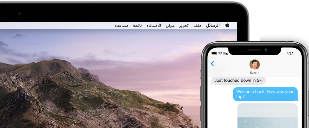 تطبيق الرسائل مفتوح على جهاز Mac ويعرض نفس المحادثة المعروضة في الرسائل على جهاز iPhone.