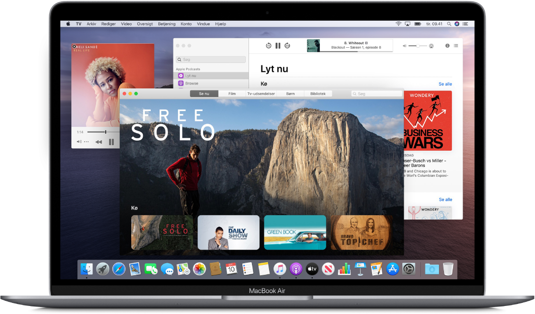 Skrivebordet på en MacBook Air med åbne vinduer til Musik, TV og Podcasts.