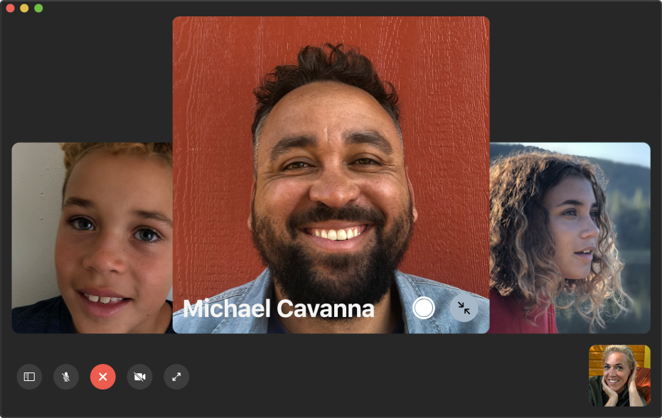 Het FaceTime-venster met twee personen in een gesprek. De persoon die heeft gebeld is te zien in het picture-in-picture-venster in de rechterbovenhoek. Rechtsonder bevindt zich de Live Photo-knop, waarop een beller kan klikken om een Live Photo van het moment te maken.