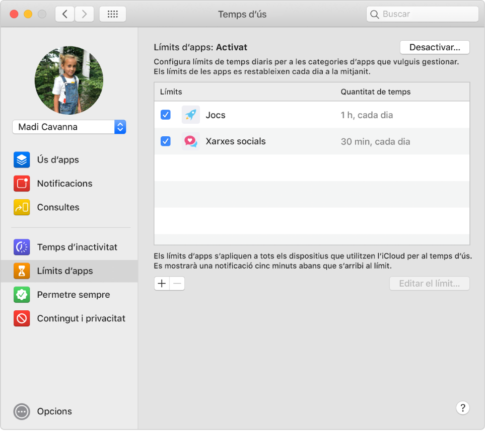 El tauler “Límits d’apps” a “Temps d’ús” amb l’opció “Límits d’apps” activada. Els límits de temps es configuren per a dues categories d’app.