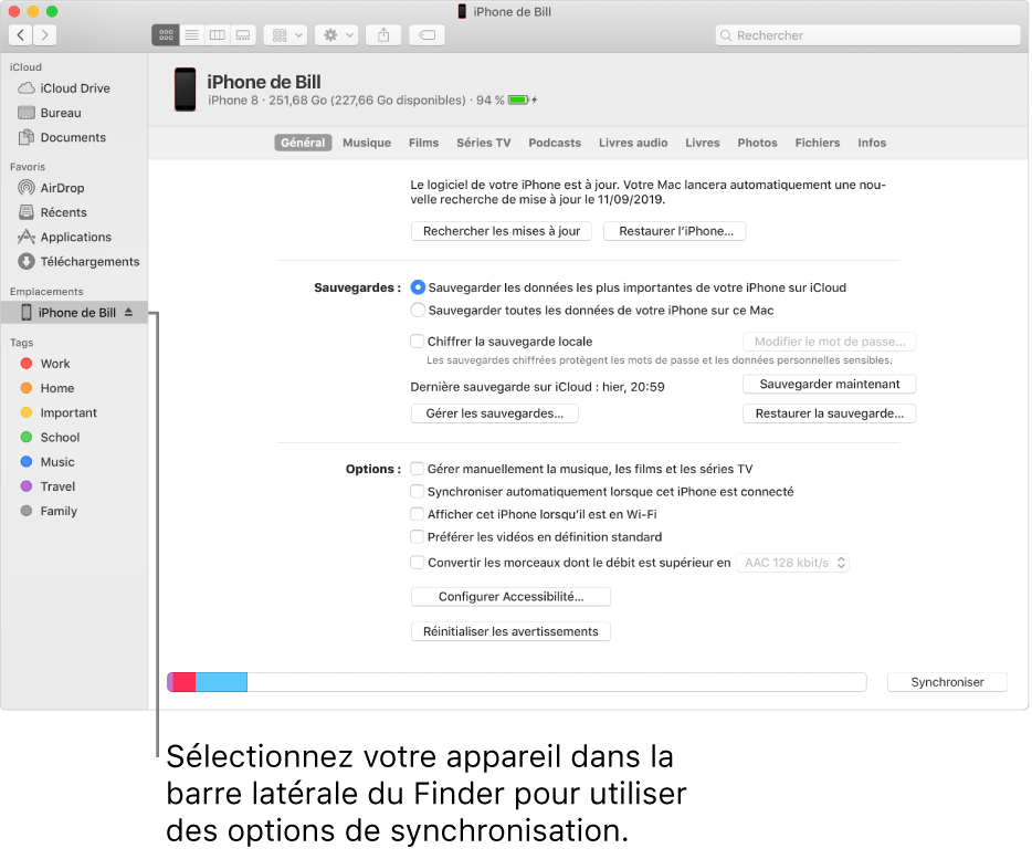 Un appareil sélectionné dans la barre latérale du Finder et les options de synchronisation s’affichant dans la fenêtre.