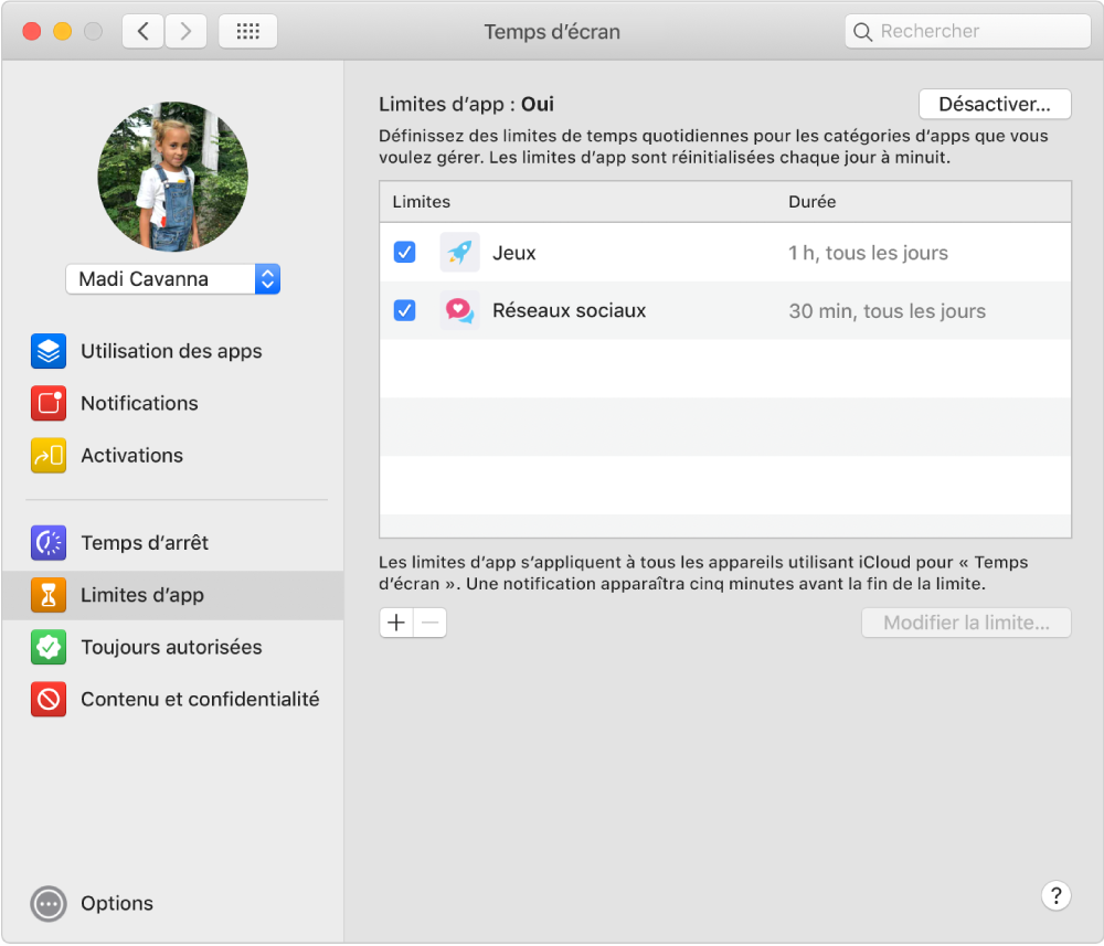 La sous-fenêtre « Limites d’app » dans « Temps d’écran » avec « Limites d’app » activé. Des horaires sont configurés pour deux catégories d’apps.