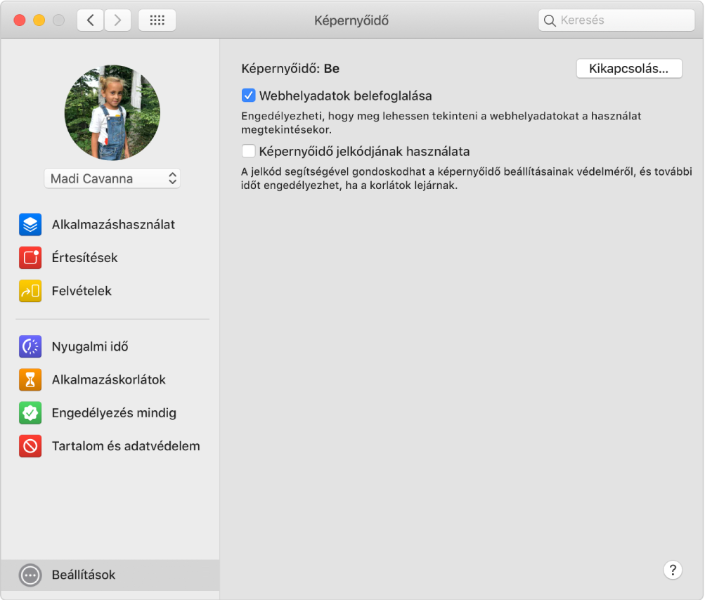A Képernyőidő Beállítások panelje, bekapcsolt Képernyőidő beállítással. A Webhelyadatok belefoglalása beállítás be van jelölve.