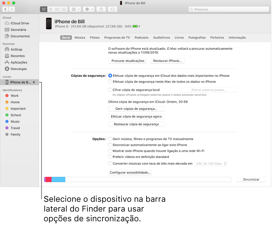 Um dispositivo selecionado na barra lateral do Finder e as opções de sincronização são apresentadas na janela.
