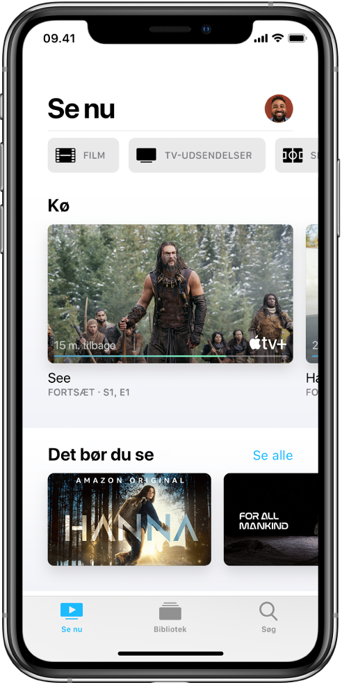 Skærmen Se nu med knapper til film, tv-udsendelser og sport i den øverste række. Rækken Kø ses i midten over rækken Det bør du se. Nederst ses, fra venstre mod højre, fanerne Se nu, Bibliotek og Søg.