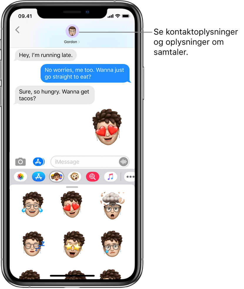 En samtale i Beskeder. Langs toppen ses fra venstre mod højre knappen Tilbage og et foto af den person, du sender beskeder til. I midten ses de beskeder, der er sendt og modtaget i løbet af samtalen. Langs bunden, fra venstre til højre, findes knapperne Fotos, Butikker, Apple Pay, Animoji, Hashtag-billeder, Musik og Digital Touch.