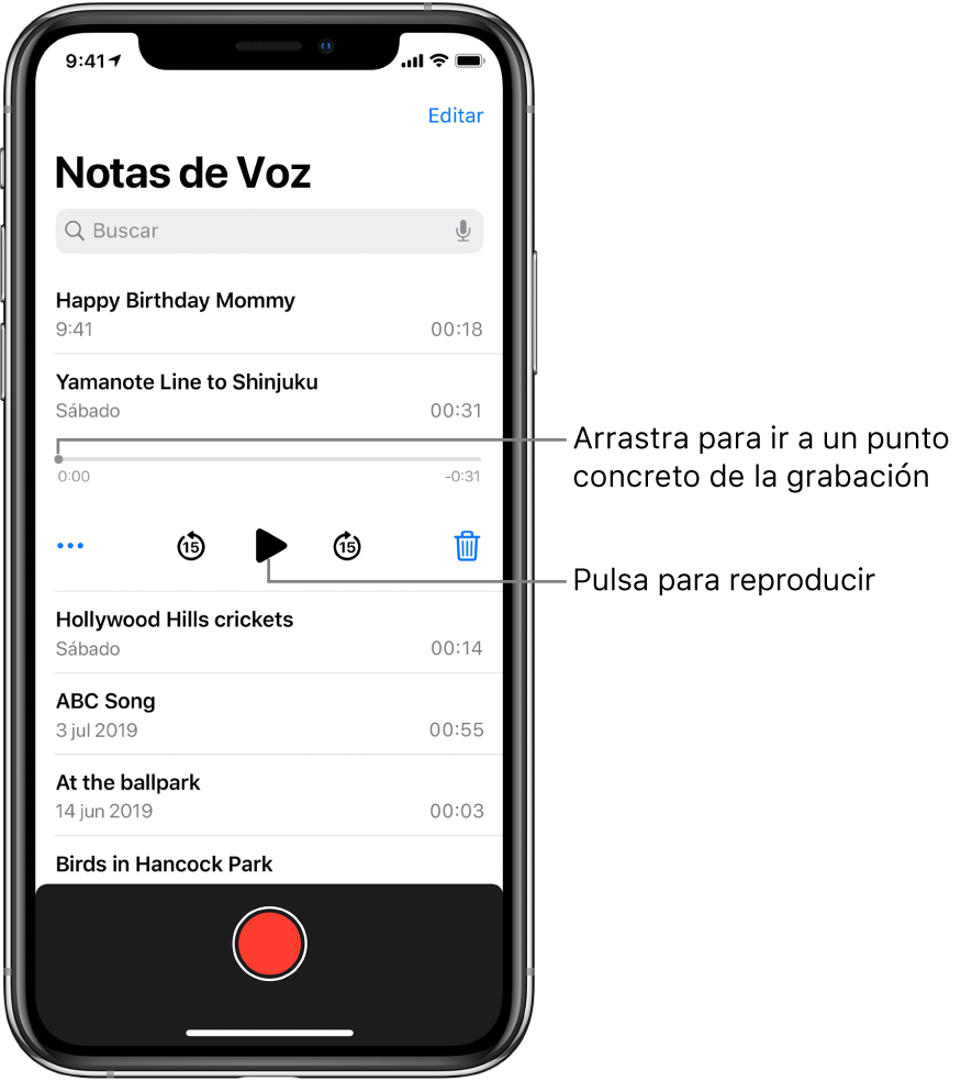 Pantalla de lista de Notas de Voz con una grabación seleccionada arriba. La línea de tiempo de la grabación tiene un cursor de reproducción, y tiempos de inicio y fin en los extremos. Debajo de la línea de tiempo se encuentra el botón Más (que puedes pulsar para editar, duplicar o compartir una grabación), el botón de retroceder 15 segundos, el botón de reproducción, el botón de avanzar 15 segundos y el botón de eliminación. Debajo de estos controles hay una lista de grabaciones que se pueden abrir con una pulsación.