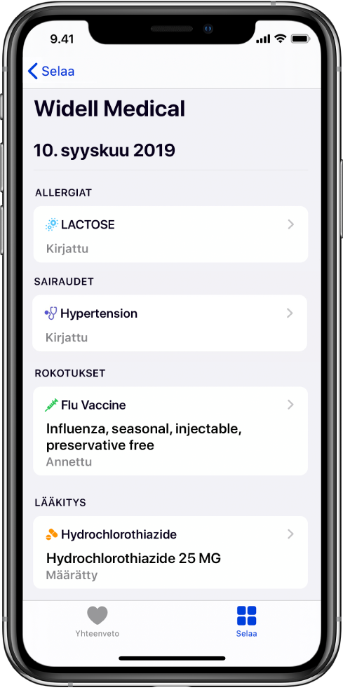 Terveys-apin näytön yläreunaan tulee näkyviin otsikko Widell Medical. Otsikon alapuolella näkyy erilaisia terveystietoja. Allergiat-yläkategorian alla on yksi tietue, Laktoosi (Kirjattu). Oikealla oleva nuoliohjain ilmaisee, että tietueessa on lisätietoja. Näytöllä on lisää terveystieoja Sairaudet-, Rokotukset- ja Lääkitykset-kategorioista.