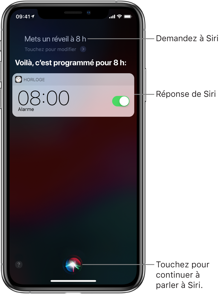 L’écran Siri affichant ce que Siri doit faire : “Mets un réveil à 8 h” et sa réponse : “OK, c’est programmé”. Une notification de l’app Horloge indique qu’un réveil est activé pour 8 h. Un bouton au centre en bas de l’écran permet de continuer à parler à Siri.