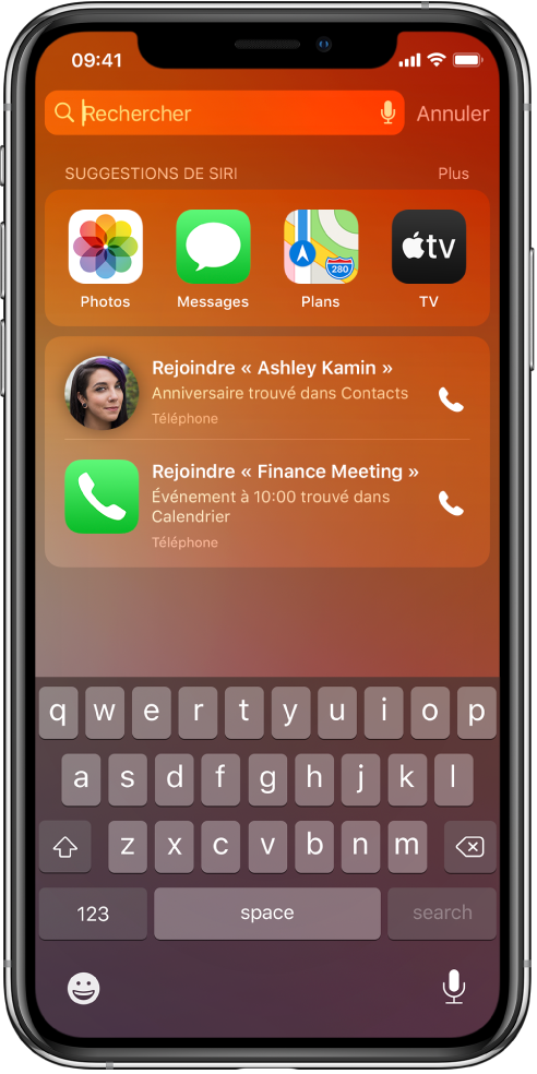 L’écran verrouillé de l’iPhone. Les apps Photos, Messages, Plans et TV s’affichent dans une ligne intitulée « Suggestions de Siri ». Sous les suggestions d’app se trouvent deux suggestions invitant à passer des appels téléphoniques. La première propose d’appeler Ashley Kamin, dont la date d’anniversaire a été trouvée dans Contacts, tandis que l’autre propose d’effectuer un appel pour rejoindre une réunion sur les finances, qui correspond à un événement trouvé dans Calendrier.