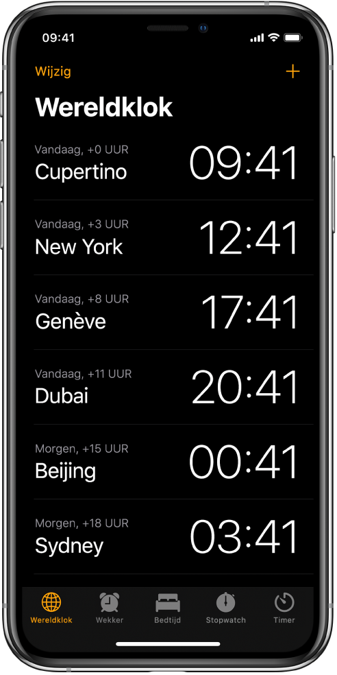 Op het tabblad 'Wereldklok' zie je hoe laat het in allerlei steden is. Tik op 'Wijzig' linksbovenin om de volgorde van de klokken te bepalen. Tik op de toevoegknop rechtsbovenin om klokken toe te voegen. Onderin zie je de knoppen 'Wekker', 'Bedtijd', 'Stopwatch' en 'Timer'.