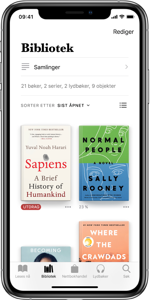 Bibliotek-skjermen i Bøker-appen. Øverst på skjermen er Samlinger-knappen og sorteringsvalg. Sorteringsvalget Sist åpnet er valgt. Midt på skjermen vises omslag til bøker i biblioteket. Nederst på skjermen, fra venstre mot høyre vises fanene Leses nå, Bibliotek, Nettbokhandel, Lydbøker og Søk.