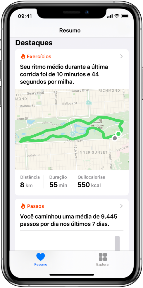 Tela Resumo no Saúde mostrando destaques que incluem o tempo, a distância e a rota da última corrida e a média de passos por dia nos últimos 7 dias.