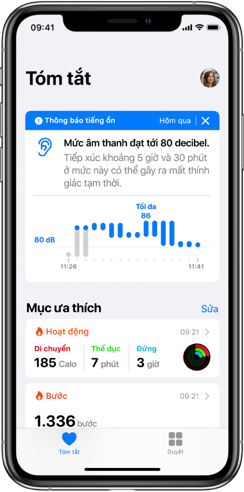 Một màn hình tóm tắt đang hiển thị một thông báo tiếng ồn ở đầu, với các tóm tắt cho hai mục ưa thích ở bên dưới: Hoạt động và Số bước.