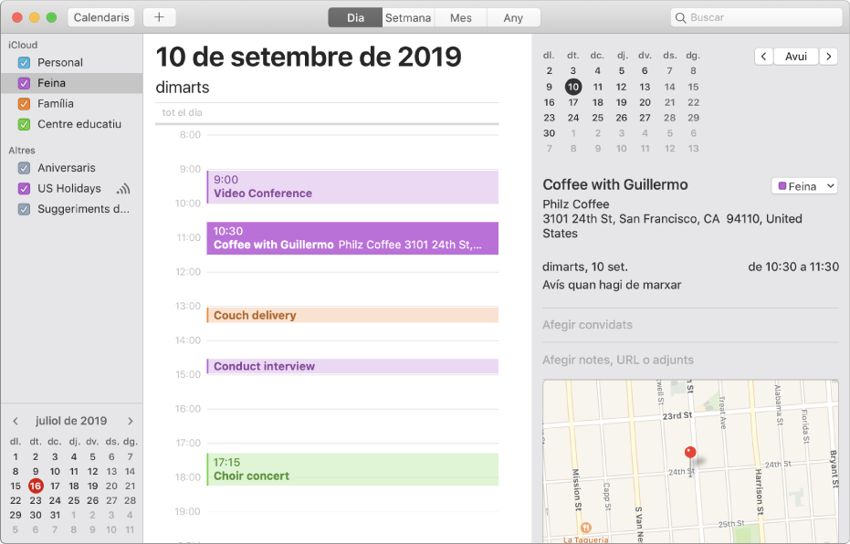 Finestra de l’app Calendari en la vista diària que mostra calendaris personals, laborals i familiars codificats amb colors a la barra lateral, sota la capçalera del compte de l’iCloud.