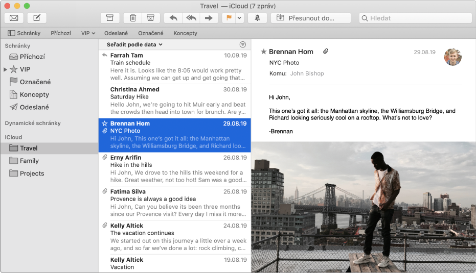 Boční panel v okně Mailu s několika zobrazenými přihrádkami na příchozí poštu pro účet iCloud