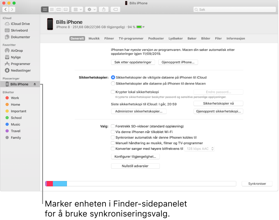 En enhet er markert i Finder-sidepanelet, og synkroniseringsvalg vises i vinduet.