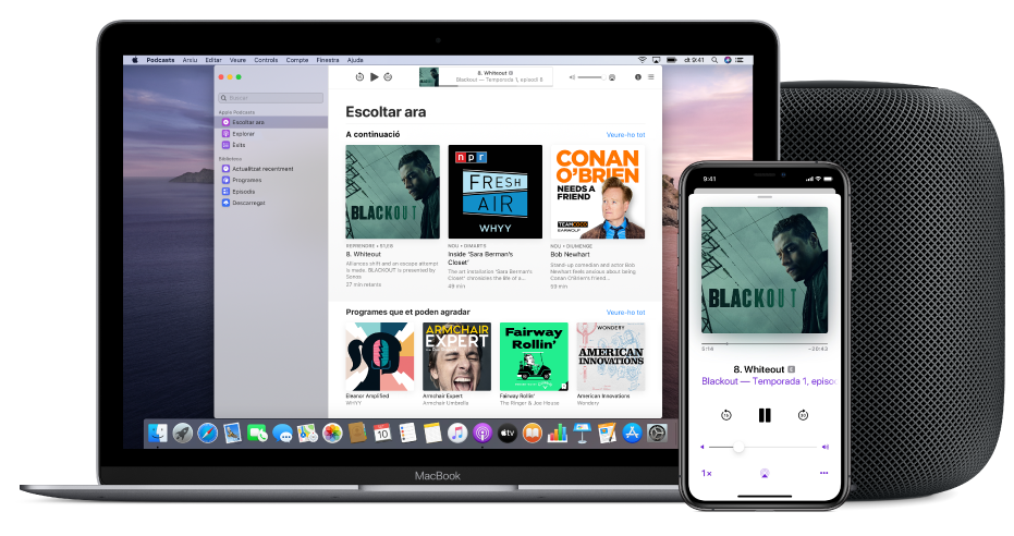 La finestra de l’Apple Podcasts amb la pantalla “Escoltar ara” en un Mac i un iPhone amb un HomePod al fons.